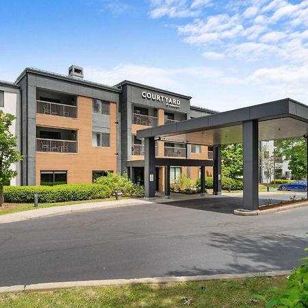 Courtyard Burlington Williston Hotel Exterior photo