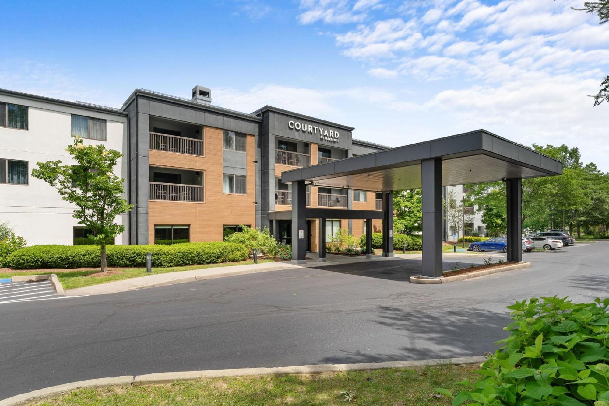 Courtyard Burlington Williston Hotel Exterior photo