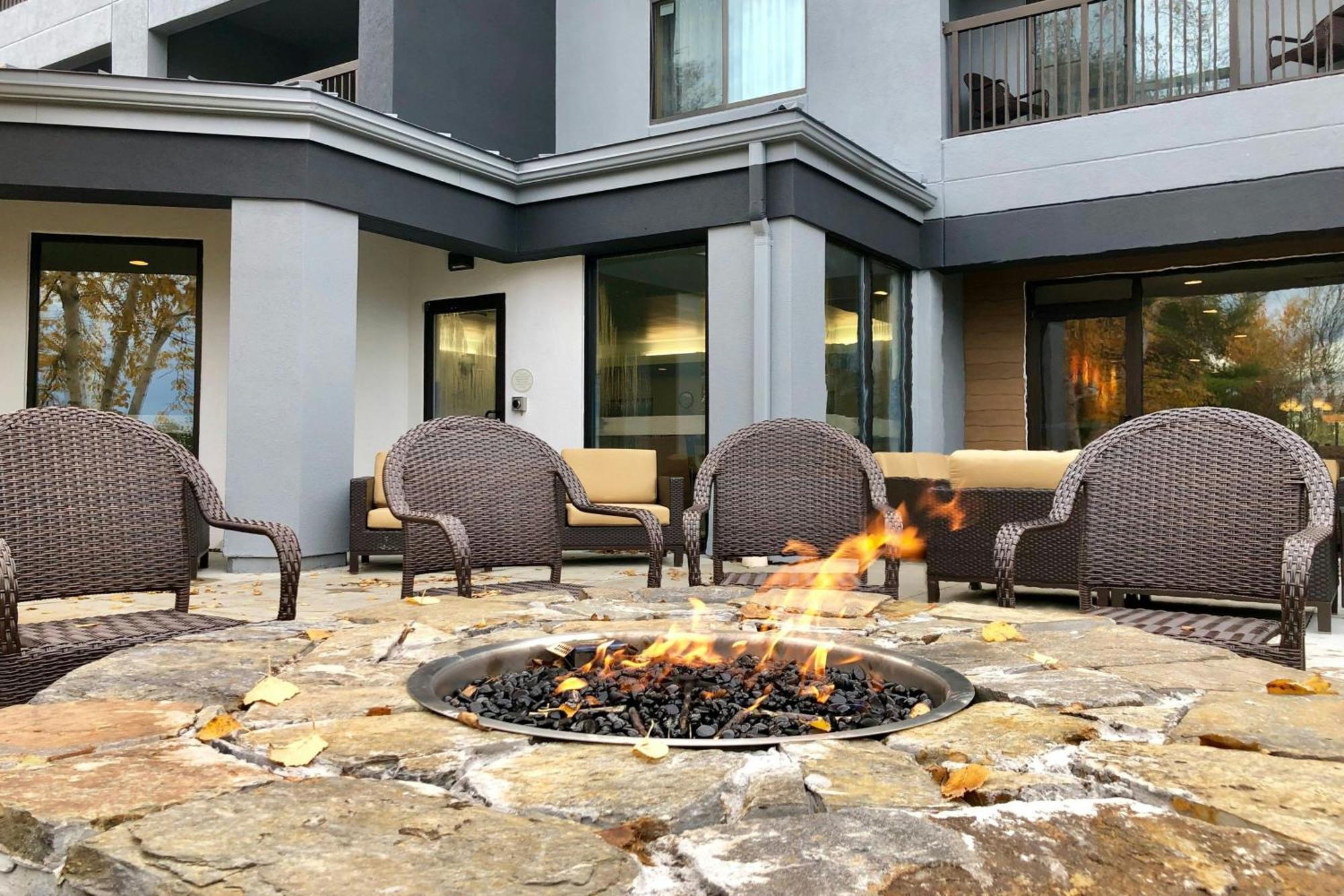 Courtyard Burlington Williston Hotel Exterior photo