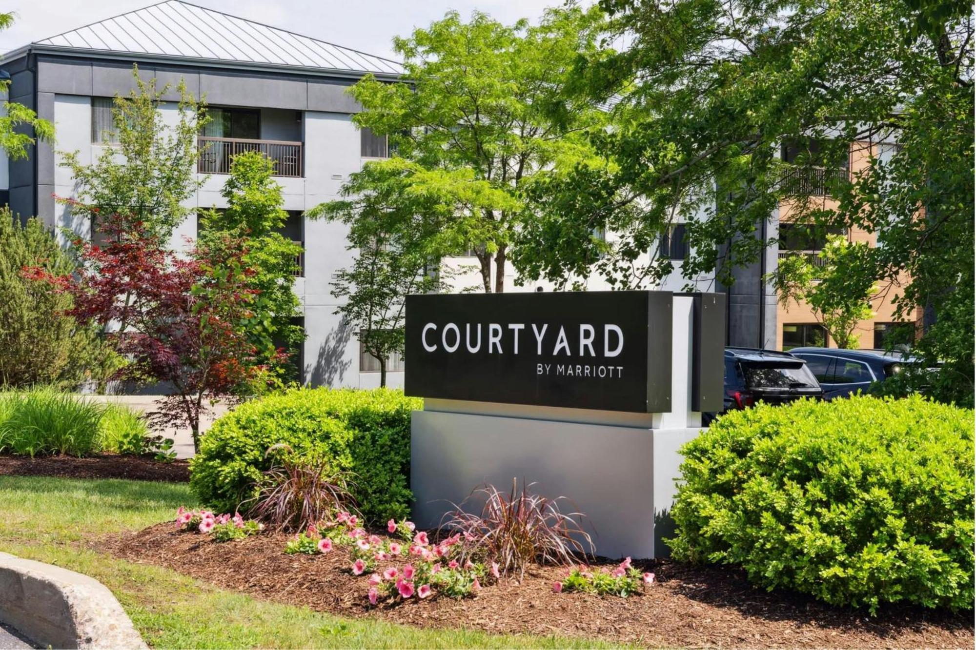 Courtyard Burlington Williston Hotel Exterior photo